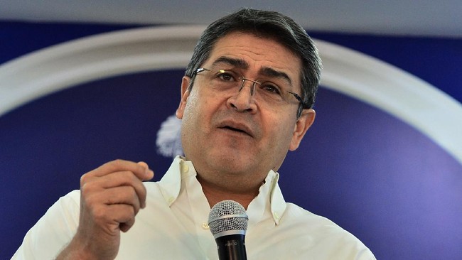 Honduran President Juan Orlando Hernandez gives a message to the nation at the presidential palace in Tegucigalpa on October 3, 2019 denying he took millions of dollars in bribes from drug lords. - A US prosecutor said Wednesday at the opening of the president brother's trial that the Honduran leader took millions of dollars in bribes from drug lords including jailed Mexican kingpin Joaquin 