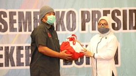 Menaker dan Mensos Serahkan Bansos bagi Pekerja Ter-PHK