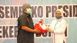 Menaker dan Mensos Serahkan Bansos bagi Pekerja Ter-PHK