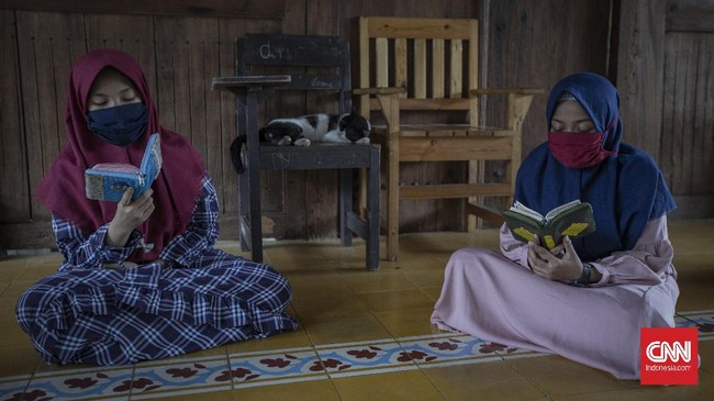 Pesantren Darunnajah berhasil menghentikan penularan Covid-19 di 15 kampusnya dengan menerapkan sistem satu pintu dan denda bagi pelanggar protokol kesehatan.