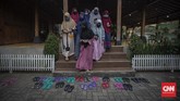 Kenormalan Baru di Pondok Pesantren Aktivitas santri di Pondok Pesantren An Nuqthah, Kota Tangerang, Banten, Kamis, 18 Juni 2020. Pondok pesantren An Nuqthah kembali melaksanakan aktivitas setelah libur panjang akibat COVID-19 dengan menerapkan protokol kesehatan dan pengecekan kesehatan bagi santri yang baru tiba. CNN Indonesia/Bisma Septalisma