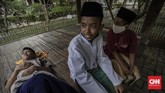 Kenormalan Baru di Pondok Pesantren Aktivitas santri di Pondok Pesantren An Nuqthah, Kota Tangerang, Banten, Kamis, 18 Juni 2020. Pondok pesantren An Nuqthah kembali melaksanakan aktivitas setelah libur panjang akibat COVID-19 dengan menerapkan protokol kesehatan dan pengecekan kesehatan bagi santri yang baru tiba. CNN Indonesia/Bisma Septalisma
