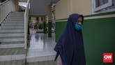 Kenormalan Baru di Pondok Pesantren Aktivitas santri di Pondok Pesantren An Nuqthah, Kota Tangerang, Banten, Kamis, 18 Juni 2020. Pondok pesantren An Nuqthah kembali melaksanakan aktivitas setelah libur panjang akibat COVID-19 dengan menerapkan protokol kesehatan dan pengecekan kesehatan bagi santri yang baru tiba. CNN Indonesia/Bisma Septalisma