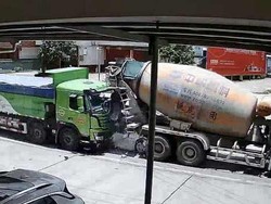 Sadis! Detik-detik Mobil Remuk Digencet Dua Truk