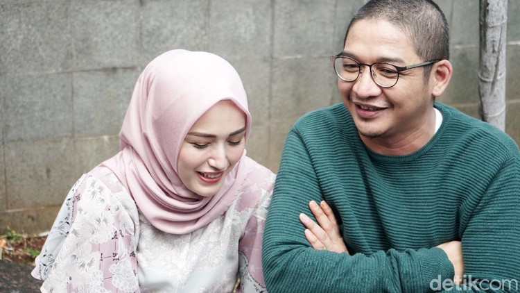 Pasha Ungu dan Adelia saat ditemui di kawasan Trans TV.