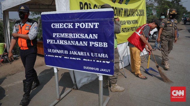 Pengendara motor maupun mobil yang terjaring saat razia masa PSBB Transisi di kawasan Kanal Banjir Timur Marunda, Jakarta Utara, Kamis, 18 Juni 2020. Pelanggar ini tidak mengenakan masker saat keluar rumah dengan sanksi melakukan kerja sosial. CNNIndonesia/Safir Makki