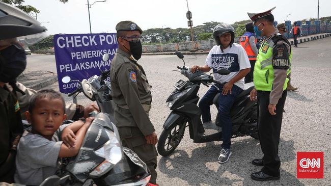 Razia gabungan bagi pelanggar PSBB Transisi ini terdiri dari petugas satpol PP, petugas dishub aparat TNI dan polisi. CNNIndonesia/Safir Makki