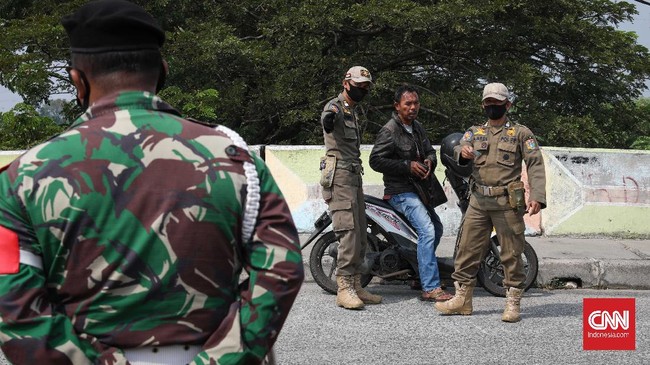 Empat remaja menggunakan sepeda motor menabrak petugas Satpol PP di kawasan Sawah Besar, Jakarta Pusat untuk menghindari razia masker.