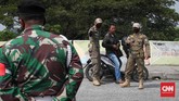 PELANGGAR PSBB TRANSISI Pengawasan disertai razia ini terus dilakukan hingga masa PSBB berakhir agar masyarakat semakin sadar menerapkan protokol kesehatan saat beraktifitas di luar rumah. CNNIndonesia/Safir Makki