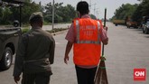 PELANGGAR PSBB TRANSISI Pengendara motor maupun mobil yang terjaring saat razia masa PSBB Transisi di kawasan Kanal Banjir Timur Marunda, Jakarta Utara, Kamis, 18 Juni 2020. Pelanggar ini tidak mengenakan masker saat keluar rumah dengan sanksi melakukan kerja sosial. CNNIndonesia/Safir Makki