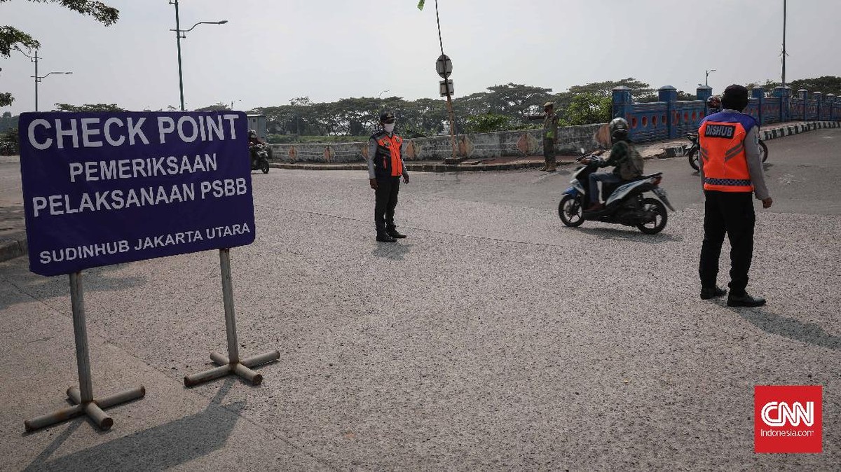 FOTO: Sanksi Kerja Sosial Bagi Pelanggar PSBB Transisi DKI
