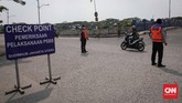 PELANGGAR PSBB TRANSISI Ada 3 pos check point di kawasan Kanal Banjir Timur (KBT) yang setiap hari memantau pergerakan masyarakat selama PSBB Transisi berlangsung. CNNIndonesia/Safir Makki