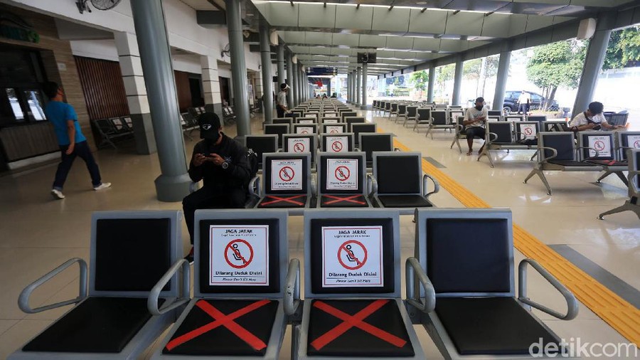 PT KAI telah menerapkan protokol kesehatan di Stasiun Pasar Senen. Jaga jarak hingga pemakaian masker pun diberlakukan bagi petugas dan penumpang kereta api.