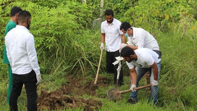 Personel Polresta Banda Aceh ikut menggali kubur untuk pasien covid-19 yang meninggal dunia