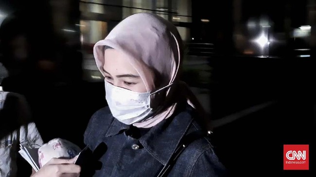 Putri eks Sekretaris Mahkamah Agung (MA) Nurhadi Abdurrachman, Rizqi Aulia Rahmi, usai menjalani pemeriksaan di Gedung Merah Putih KPK, Jakarta, Kamis (18/6).