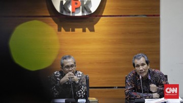 Rekomendasi KPK Terkait Program Prakerja Wakil Ketua KPK Alexander Marwata (kiri) bersama Deputi Bidang Pencegahan KPK Pahala Nainggolan (kanan) memberikan keterangan terkait kajian dan rekomendasi KPK terkait Program Prakerja. Jakarta, Kamis, 18 Juni 2020. CNN Indonesia/Adhi Wicaksono