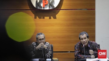 Wakil Ketua KPK Alexander  Marwata (kiri) bersama Deputi Bidang Pencegahan KPK Pahala Nainggolan (kanan) memberikan keterangan terkait kajian dan rekomendasi KPK terkait Program Prakerja. Jakarta, Kamis, 18 Juni 2020. CNN Indonesia/Adhi Wicaksono