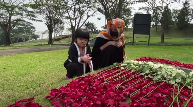 Ririn Ekawati ke makam suami