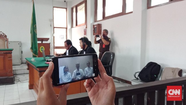 Kuasa hukum petinggi kelompok Sunda Empire mengatakan para kliennya hitunganya harus wajib lapor ke Bapas hingga 29 Mei 2021.
