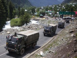 Truk Militer Masuk Jurang, 16 Tentara India Tewas