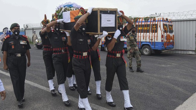 Indian army soldiers carry the coffin of their colleague Sunil Kumar, killed during confrontation with Chinese soldiers in the Ladakh region, as the body was brought to Jai Prakash Narayan airport, in Patna, Bihar state, India, Wednesday, June 17, 2020. Twenty Indian troops were reportedly killed, in the clash in the Ladakh region late Monday that was the first deadly confrontation on the disputed border between India and China since 1975. (AP Photo/Aftab Alam Siddiqui)