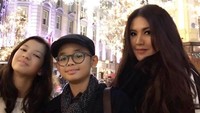 7 Potret Anak Kembar Cornelia Agatha yang Beranjak Remaja, Cantik & Ganteng
