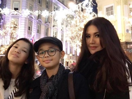 7 Potret Anak Kembar Cornelia Agatha yang Beranjak Remaja, Cantik & Ganteng