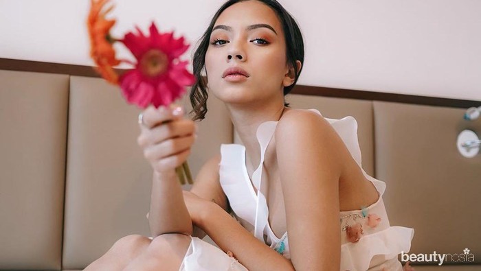 7 Gaya Foto OOTD Aesthetic ala Influencer Nazla Alifa