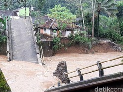 Jembatan Cayur Tasikmalaya Putus Diterjang Banjir Bandang