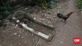 KUBURAN DI TENGAH JALAN PISANGAN Warga melintasi kuburan yang ada di antara pemukiman warga di Pisangan, Jakarta Timur, Jumat, 19 Juni 2020. Selain karena tidak terganggu, warga sekitar tetap mempertahankan kuburan tersebut karena karena masih ada keluarga yang berziarah dan mengunjunginnya. Kuburan tersebut berasal dari daerah Pisangan yang dulunya menjadi tempat pemakaman warga sekitar. CNN Indonesia/Safir Makki