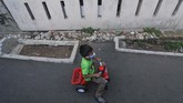 KUBURAN DI TENGAH JALAN PISANGAN Seorang anak bermain di dekat kuburan yang berada di akses jalan lingkungan warga daerah Pisangan, Jakarta Timur, Kamis (18/6/2020). Kuburan yang berada di tengah jalan tersebut saat ini sedang proses untuk pemindahan oleh pihak keluarga dan Kelurahan Pisangan Timur ke TPU Kemiri. ANTARA FOTO/ Fakhri Hermansyah/aww.