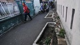 KUBURAN DI TENGAH JALAN PISANGAN Warga melintas di samping kuburan yang berada di akses jalan lingkungan warga daerah Pisangan, Jakarta Timur, Kamis (18/6/2020). Kuburan yang berada di tengah jalan tersebut saat ini sedang proses untuk pemindahan oleh pihak keluarga dan Kelurahan Pisangan Timur ke TPU Kemiri. ANTARA FOTO/ Fakhri Hermansyah/aww.
