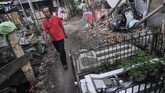 KUBURAN DI TENGAH JALAN PISANGAN Warga melintas di samping kuburan yang berada di akses jalan lingkungan warga daerah Pisangan, Jakarta Timur, Kamis (18/6/2020). Kuburan yang berada di tengah jalan tersebut saat ini sedang proses untuk pemindahan oleh pihak keluarga dan Kelurahan Pisangan Timur ke TPU Kemiri. ANTARA FOTO/ Fakhri Hermansyah/aww.