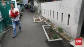 KUBURAN DI TENGAH JALAN PISANGAN Warga melintasi kuburan yang ada di pinggir gang pemukiman di Pisangan, Jakarta Timur, Jumat, 19 Juni 2020. Meski keberadaannya berada di jalanan gang rumah warga. Selain karena tidak terganggu, warga sekitar tetap mempertahankan kuburan tersebut karena karena masih ada keluarga yang berziarah dan mengunjunginnya. Kuburan tersebut berasal dari daerah Pisangan yang dulunya menjadi tempat pemakaman warga sekitar. CNN Indonesia/Safir Makki