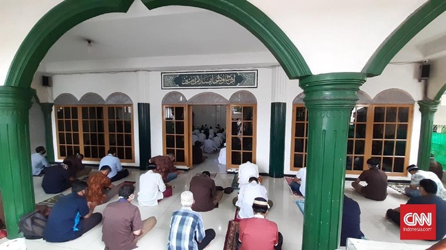 Polisi mengingatkan masyarakat yang melaksanakan Salat Jumat di tengah pelaksanaan PSBB jilid II tetap mematuhi protokol kesehatan pencegahan Covid-19.