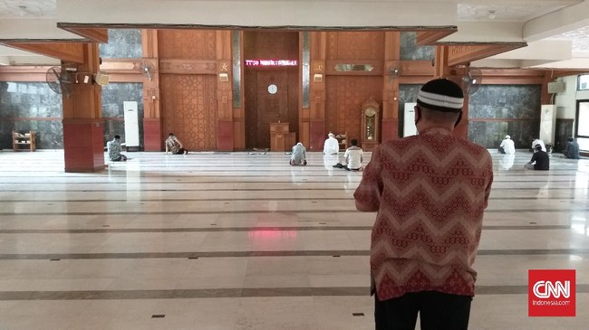 Sebanyak 12.071 orang menerima bantuan senilai Rp500 ribu dari Pemprov DKI Jakarta, termasuk para pengurus rumah ibadah.
