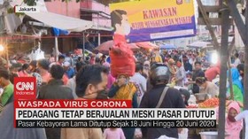 VIDEO: Pedagang Tetap Berjualan Meski Pasar Ditutup