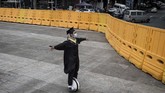 Nyalang Edisi 20 Juni 2020 This photo taken on June 11, 2020 shows a university graduate clad in academic dress riding a hoverboard in front of the Huazhong University of Science and Technology in Wuhan in China's central Hubei province. (Photo by STR / AFP) / China OUT