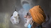 Nyalang Edisi 20 Juni 2020 A health official collects a swab sample from a man to test for the COVID-19 coronavirus at a temporary testing center at a hotel after authorities eased restrictions imposed as a preventive measure against the spread of the COVID-19 coronavirus, in New Delhi on June 17, 2020. - India's official coronavirus death toll leapt by more than 2,000 on June 17 as the hard-hit country struggles to contain a ballooning health crisis that has overwhelmed hospitals. The news came as Germany urged its nationals in India to consider leaving for their own safety, while France warned its citizens in New Delhi to stay home unless going to an airport to return to Europe. (Photo by XAVIER GALIANA / AFP)