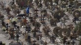 Nyalang Edisi 20 Juni 2020 Cemetery foreman Juan Rivera walks with his dogs in the Municipal Cemetery of Valle de Chalco amid the coronavirus pandemic on the outskirts of Mexico City, Monday, June 15, 2020. (AP Photo/Marco Ugarte)