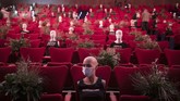 Nyalang Edisi 20 Juni 2020 Mannequins wearing face masks are placed to provide social distancing in a theatre in Madrid, Spain, Wednesday, June 17, 2020. Spanish Prime Minister Pedro Sanchez has announced a state ceremony to be held on July 16 to honour more than 27,000 who have died from the coronavirus. The ceremony will be held four months after Spain imposed one of the strictest lockdowns in the world to respond to the virulent cluster that followed major outbreaks in China and northern Italy. (AP Photo/Manu Fernandez)