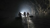 Nyalang Edisi 20 Juni 2020 Locals wade through water inside an abandoned highway tunnel as they follow a safety line and drag inner tubes as they work to repair a self-created water system in Caracas, Venezuela, Thursday, June 11, 2020. Without potable water from the respective government authorities, residents of the Esperanza neighborhood have organized to create their own water supply collected from inside the never completed Baralt highway tunnels. (AP Photo/Matias Delacroix)