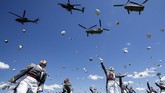 Nyalang Edisi 20 Juni 2020 United States Military Academy graduating cadets celebrate at the end of their commencement ceremonies, Saturday, June 13, 2020, in West Point, N.Y. (AP Photo/John Minchillo, Pool)