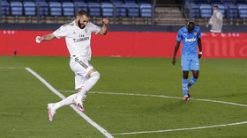 FOTO: Benzema Dua Gol, Real Madrid Terus Tekan Barcelona