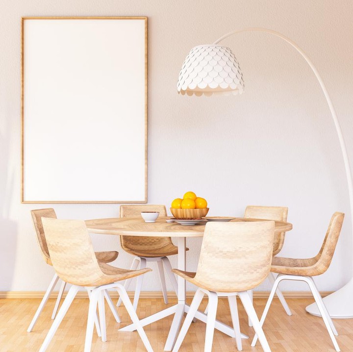 Meja makan berwarna cokelt muda dengan bentuk apapun selalu cocok dengan rumah minimalis, Bunda. (Foto: iStock)