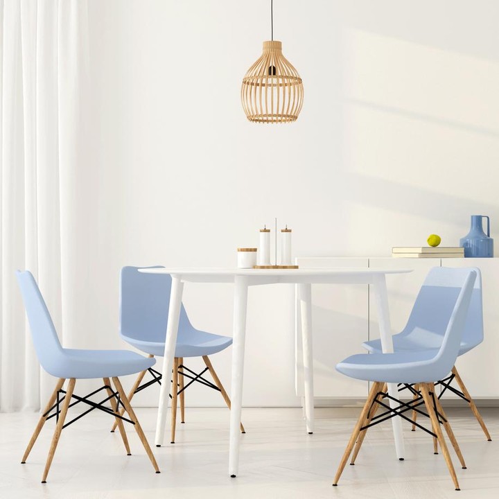 Penggunaan kursi berwarna kontras seperti biru juga bisa jadi solusi, supaya ruang makan di rumah yang serba putih tidak monoton. (Foto: iStock)