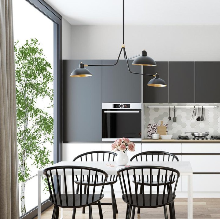 Tema monokrom juga dapat Bunda pilih di ruang makan rumah minimalis. Seperti di ruang makan yang menjadi satu dengan dapur yang satu ini. (Foto: iStock)
