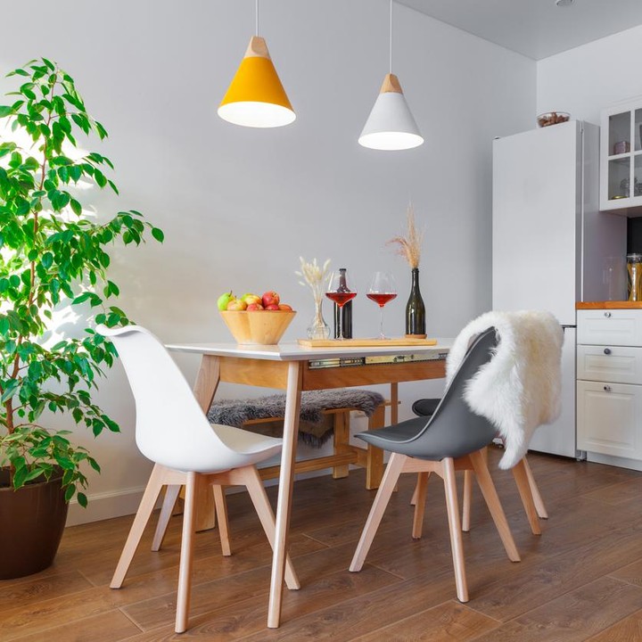Jika tidak punya lahan luas, menyatukan dapur yang kecil dengan ruang makan bisa jadi solusinya. (Foto: iStock) 