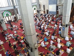 Cegah Corona, Masjid Al-Azhar Bekasi Matikan AC-Kipas Angin Saat Salat Jumat