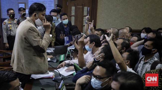 Ketua KSP Indosurya Henry Surya, tersangka dalam kasus dugaan investasi bodong kembali ditangkap dan ditahan oleh kepolisian.